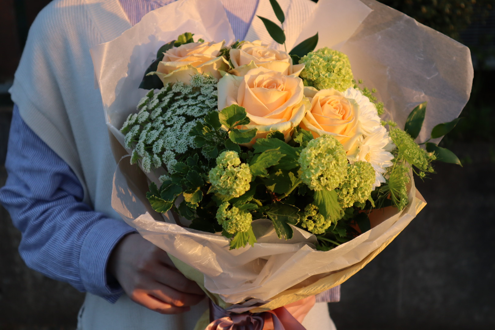 柔らかく淡い雰囲気の花束